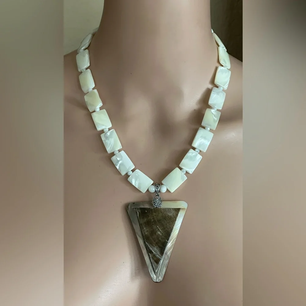 24 inch Mother of Pearl (MOP) bead Necklace NWOT - Picture 12 of 13